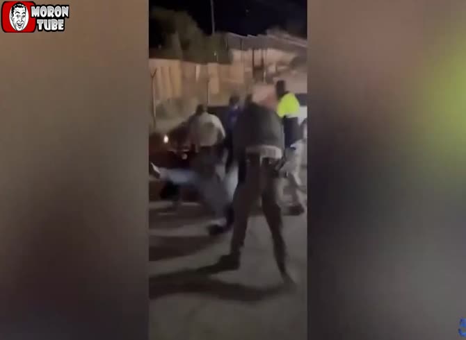 Video :During a struggle, a sheriff's officer throws a sixteen-year-old girl to the ground